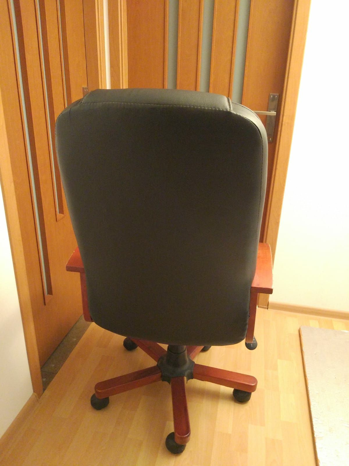 Skórzany fotel biurowy, obrotowy
