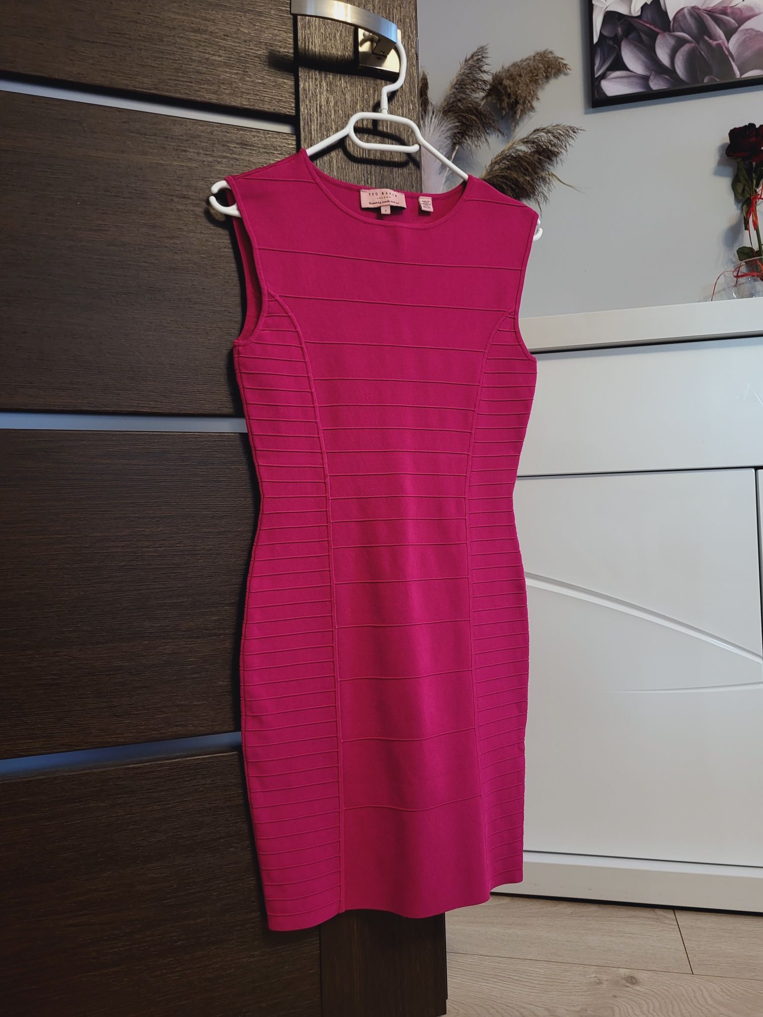 Piękna różowa sukienka bodycon dopasowana wiskoza Ted Baker rozmiar S