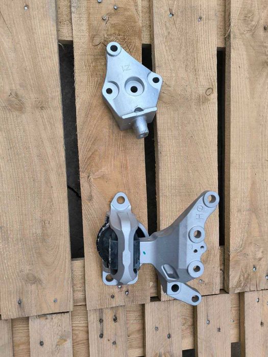 Кронштейн опори двигуна Nissan Rogue sport подушка мотора акпп опора