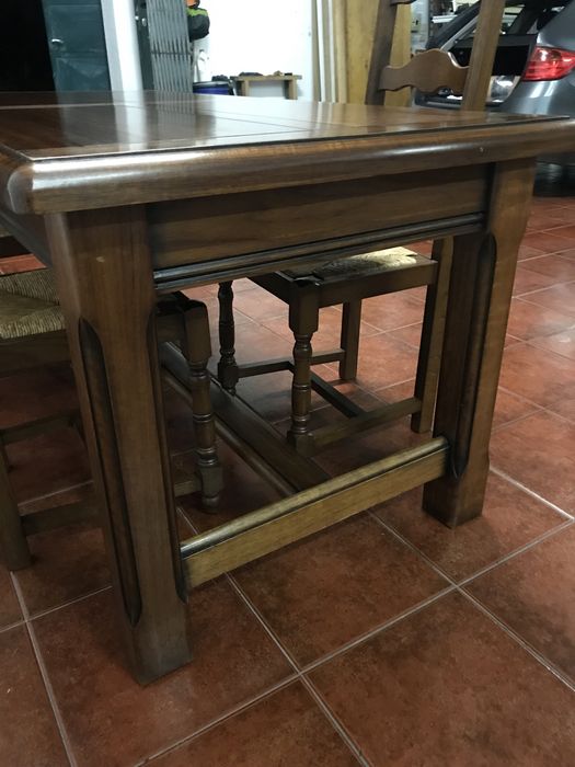 Mesa e cadeiras nogueira