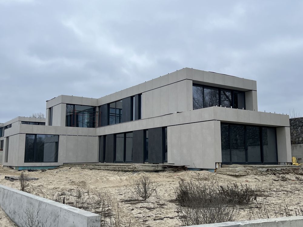 Продажа современного дома в городке с выходом на реку .Дамба