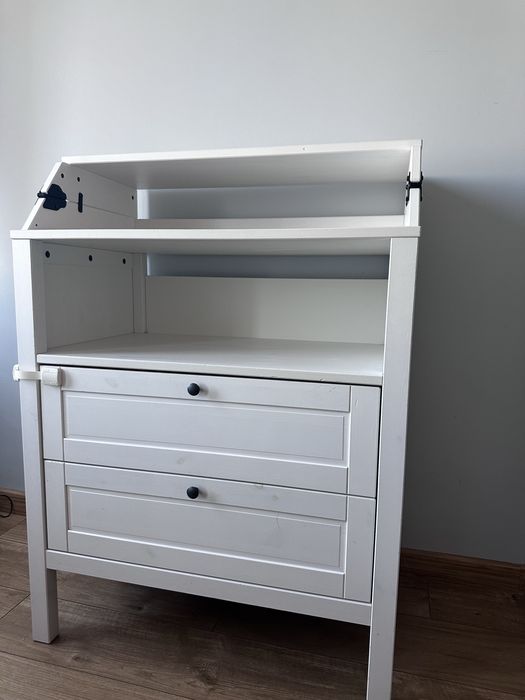 Komoda z przewijakiem SUNDVIK marki IKEA.
