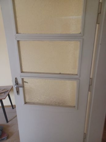Stare drzwi drewniane z szybkami lub bez
