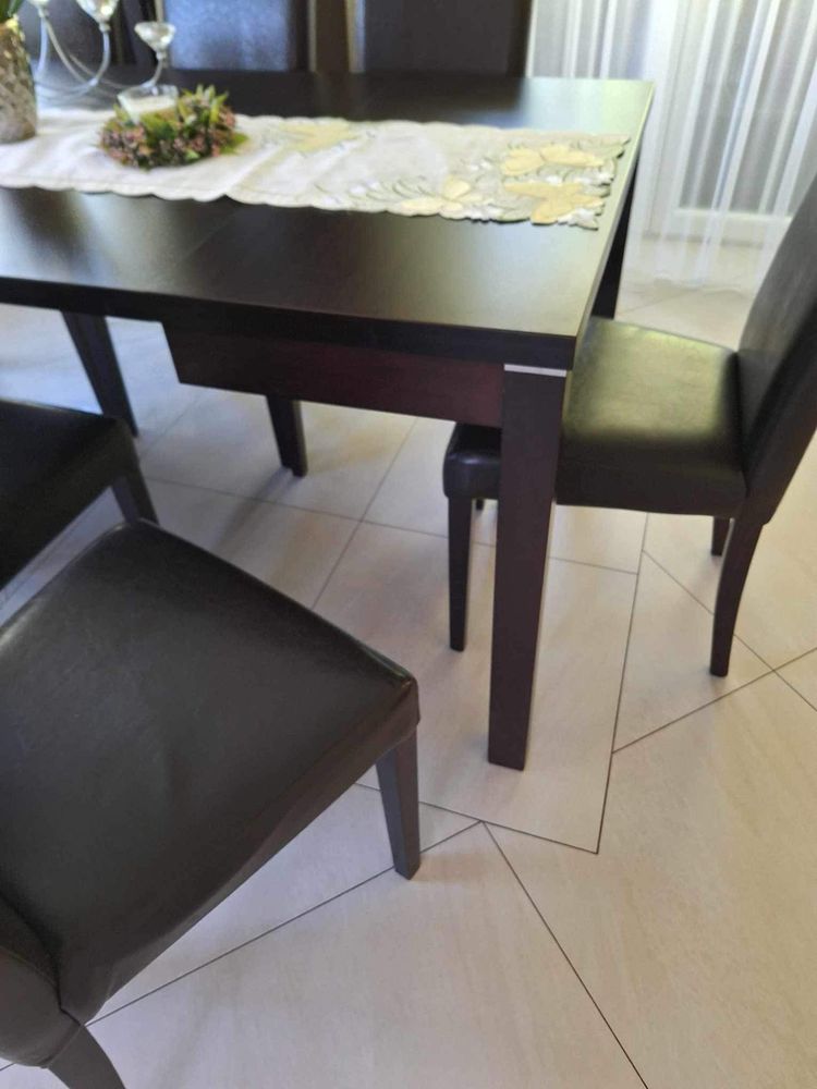 Stół z krzeslami do jadalni