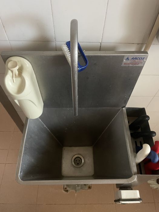 Pio de pedal c/ depósito esterilizador de facas