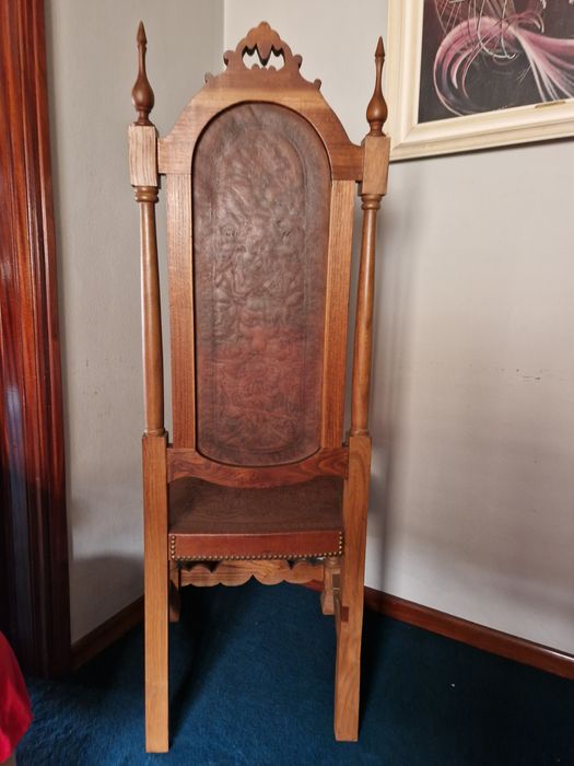 Cadeiras em madeira e couro