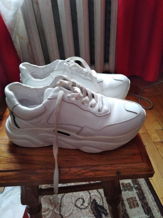 Шкіряні кросівки