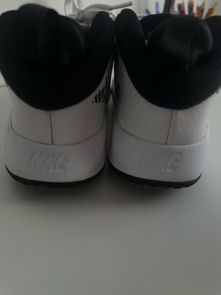 Nike Team Hustle