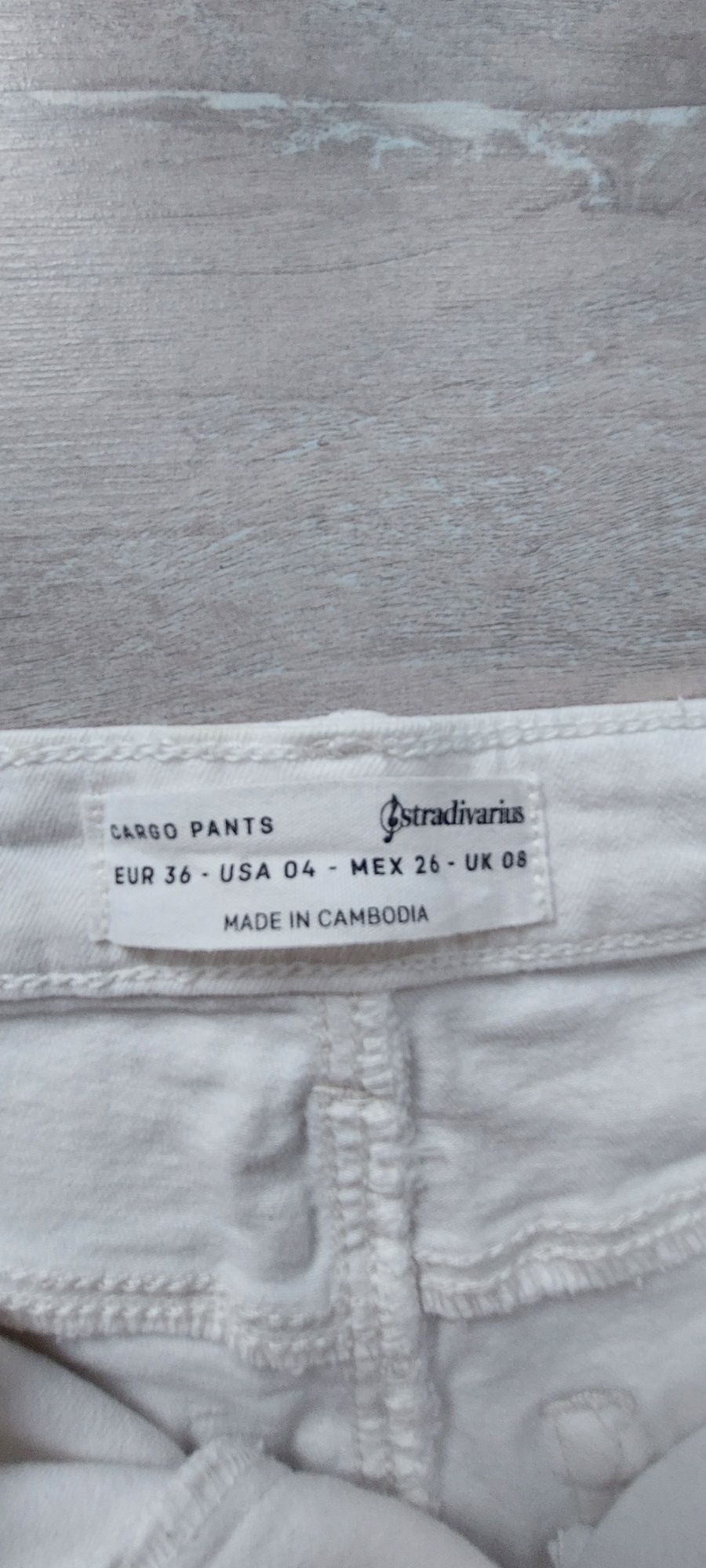 Spodnie białe Stradivarius rozm 36