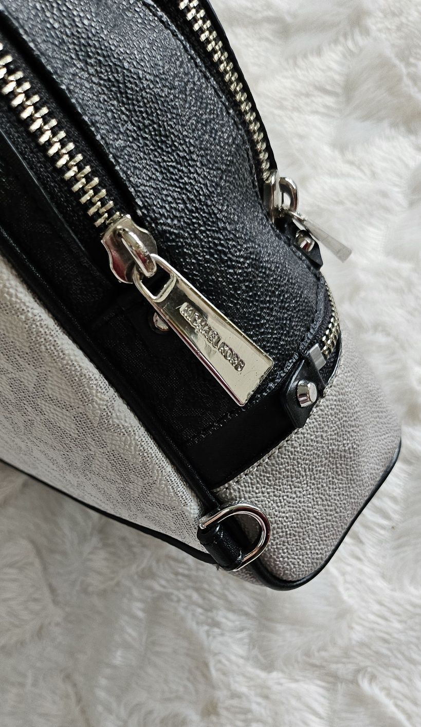 Sprzedam Piękny plecaczek Mini rhea firmy Michael Kors 

Plecacz