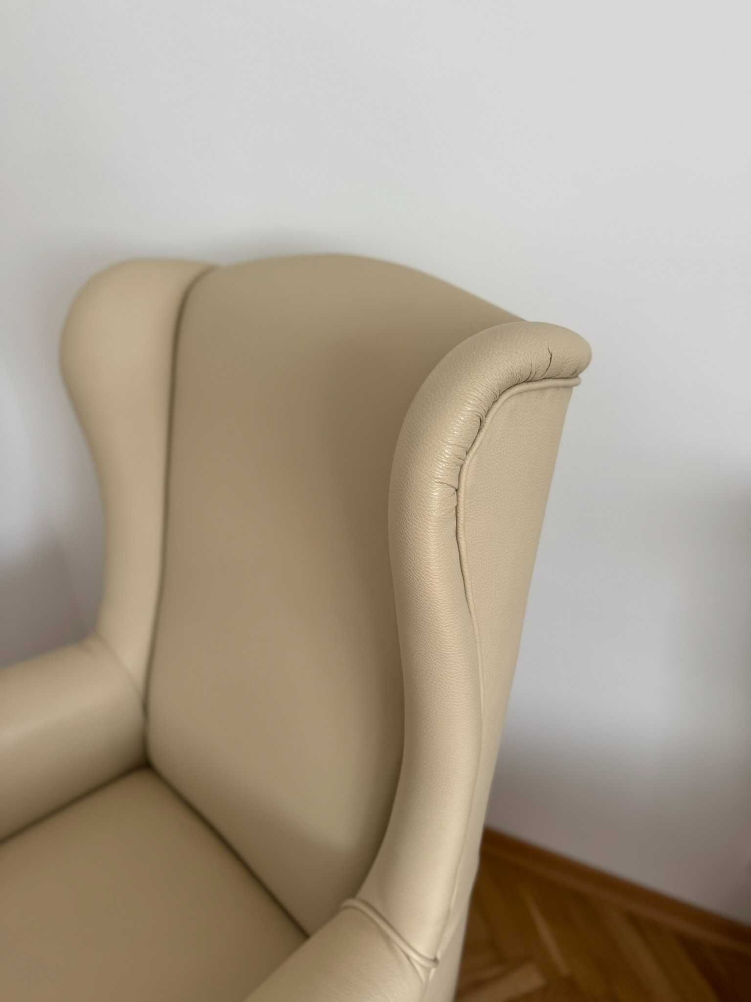 Dwa fotele, podnóżek i okrągły stolik okolicznościowy