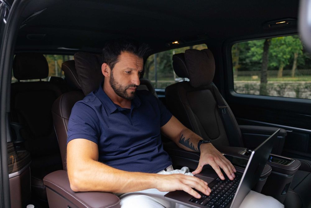 Комфортні поїздки на Mercedes. Індивідуальні трансфери та перевезення.