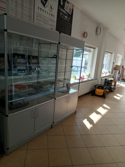 Sprzedam dwie gabloty (materiał szkło-płyta) z oświetleniem zamykane
