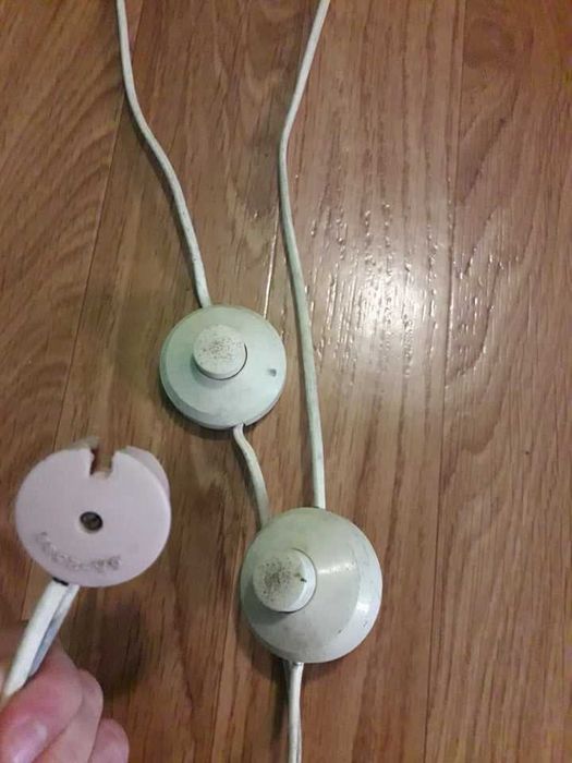 Lampa stojąca, stara do odnowienia, na 2 żarówki, klosze białe.