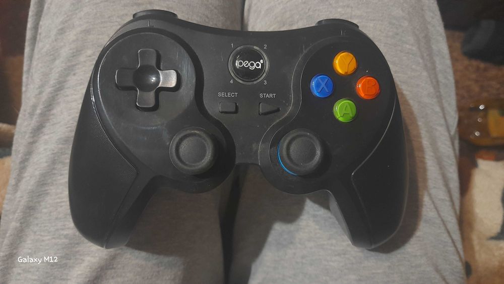 Продам геймпад к андроиду подключается к айфону тоже наверное