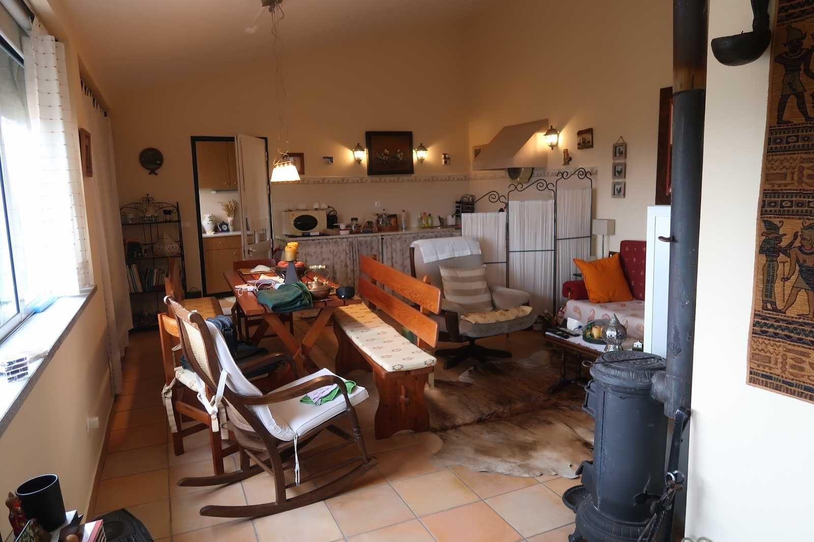 2 Moradias prontas a habitar, com eletrodomésticos e mobiliário