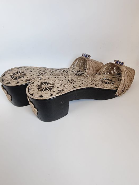 Srebrzone pantofle Plater, drewno, szkło oko proroka