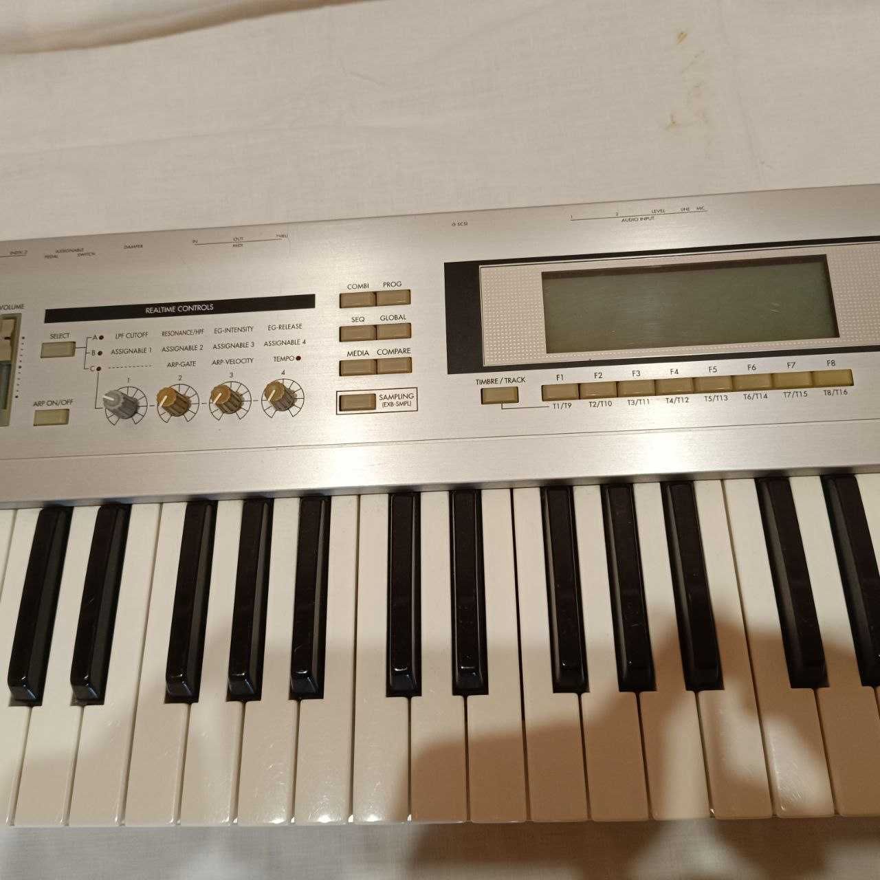 Музична робоча станція KORG TRITON Le 76