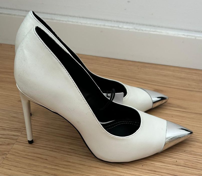 Sapatos brancos de salto alto Bershka