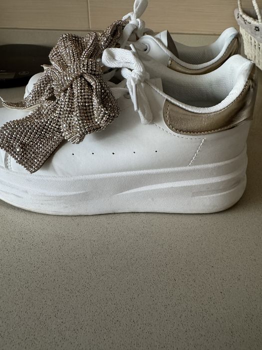 Tenis com laço dourado