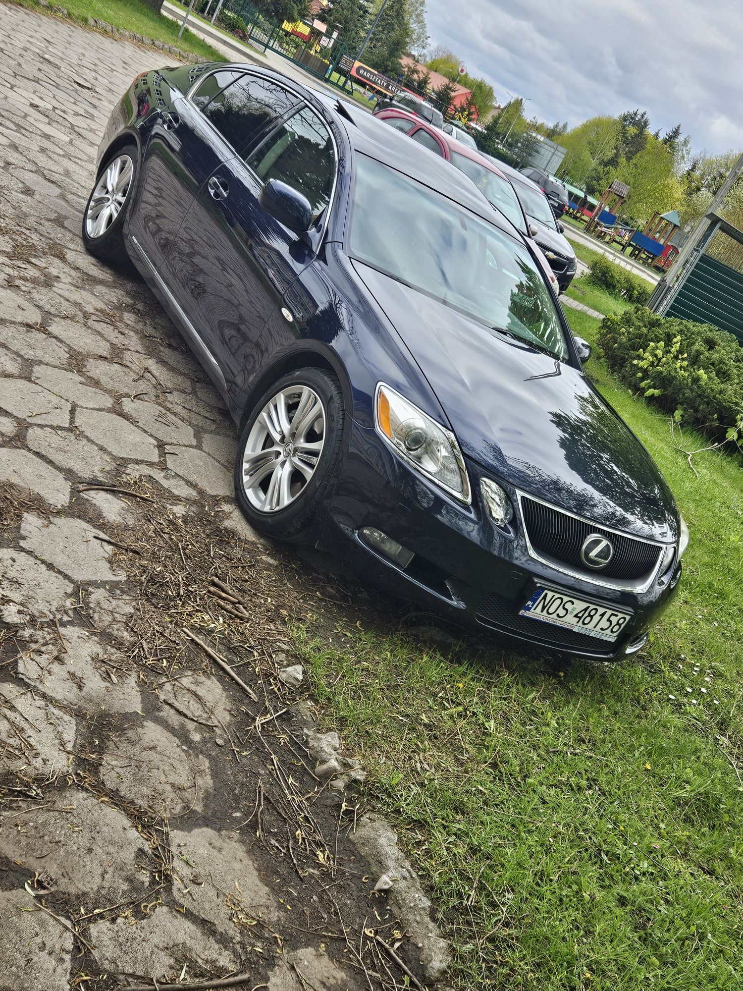 Lexus gs450h mocno doinwestowany