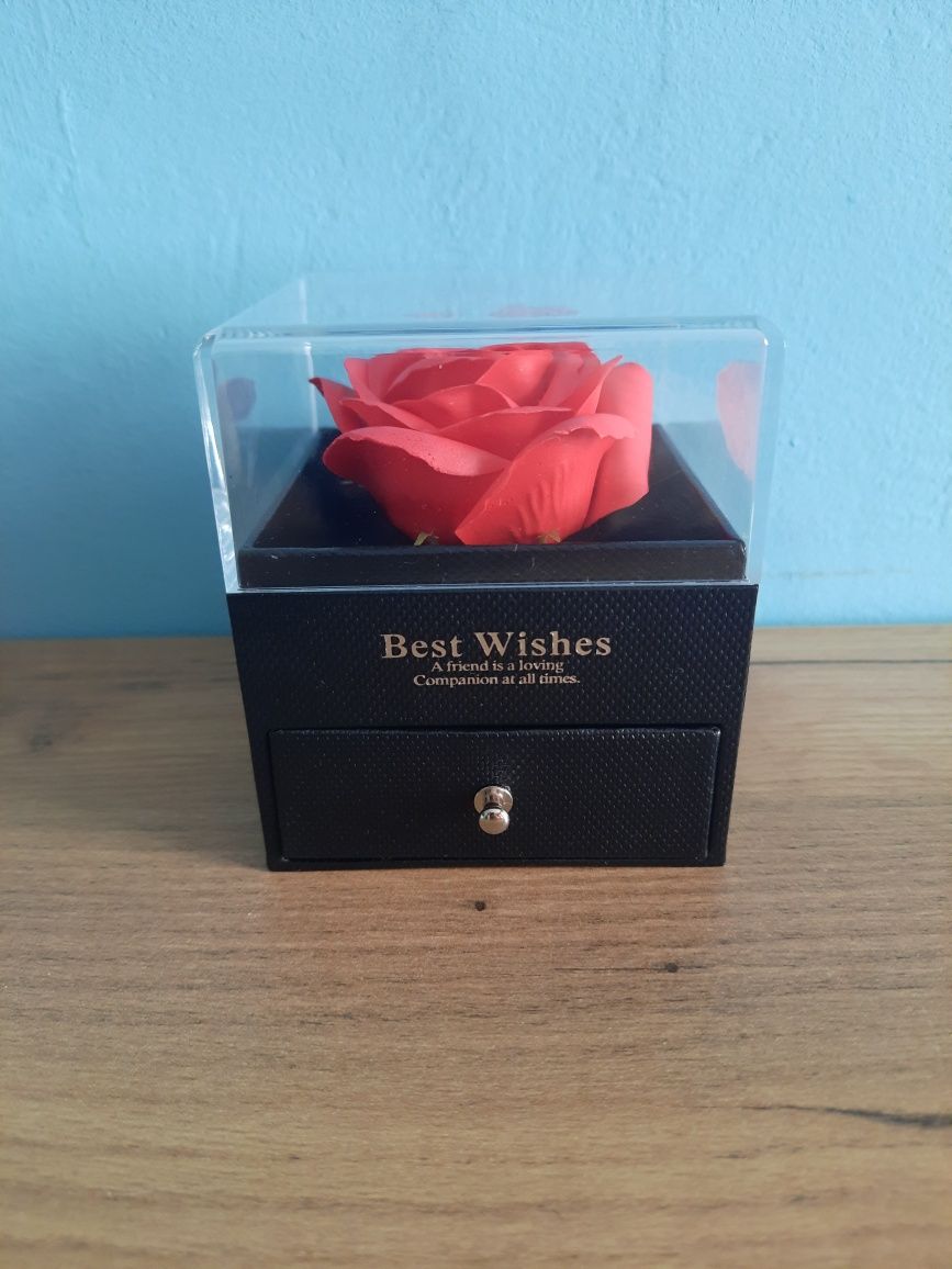 Wieczna Róża w pudełku z wisiorkiem