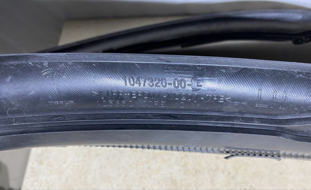 Tesla Model X накладки багажного отвору