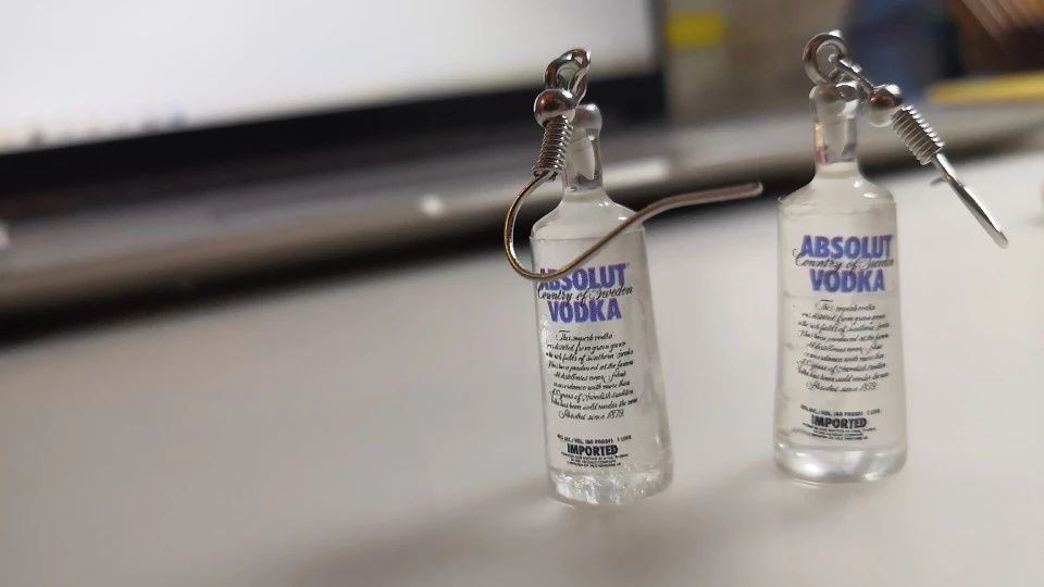 Серьги водка Absolut, новые, бижутерия на подарок