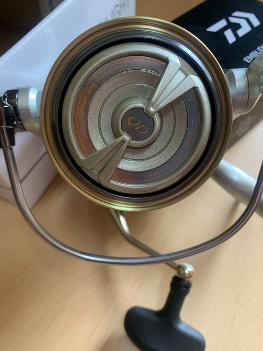 Carreto Daiwa Emblem Surf Light 35CW QD P Novo