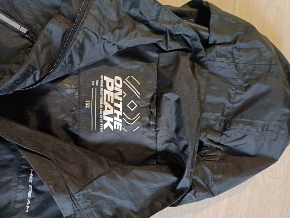 Kurtka dziecięca wiatrówka 152 on the peak