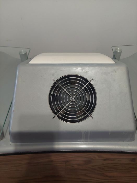 Stół do manicure z lampami i pochłaniaczem pyłu