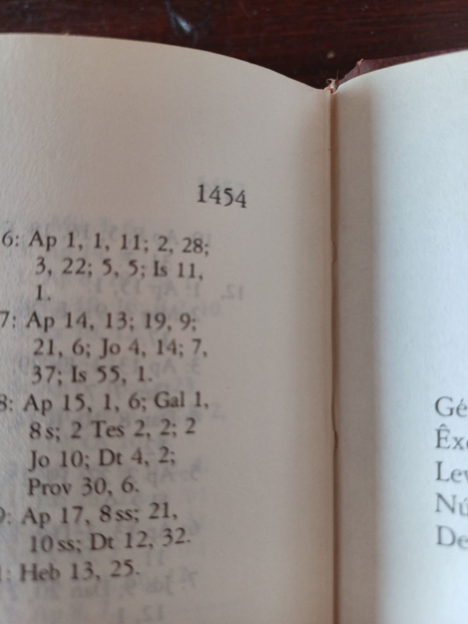 A Bíblia Sagrada, edição da Verbo, com 1450 páginas