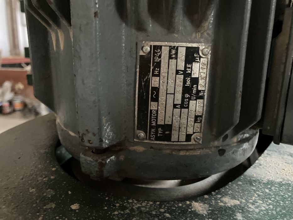 Frezarka dolnowrzecionowa z posuwem