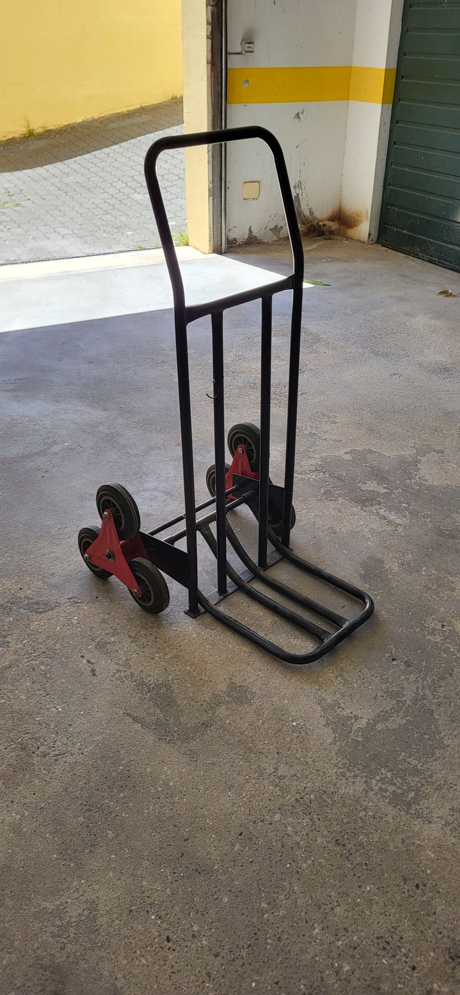 Carrinho de carga com pouco uso