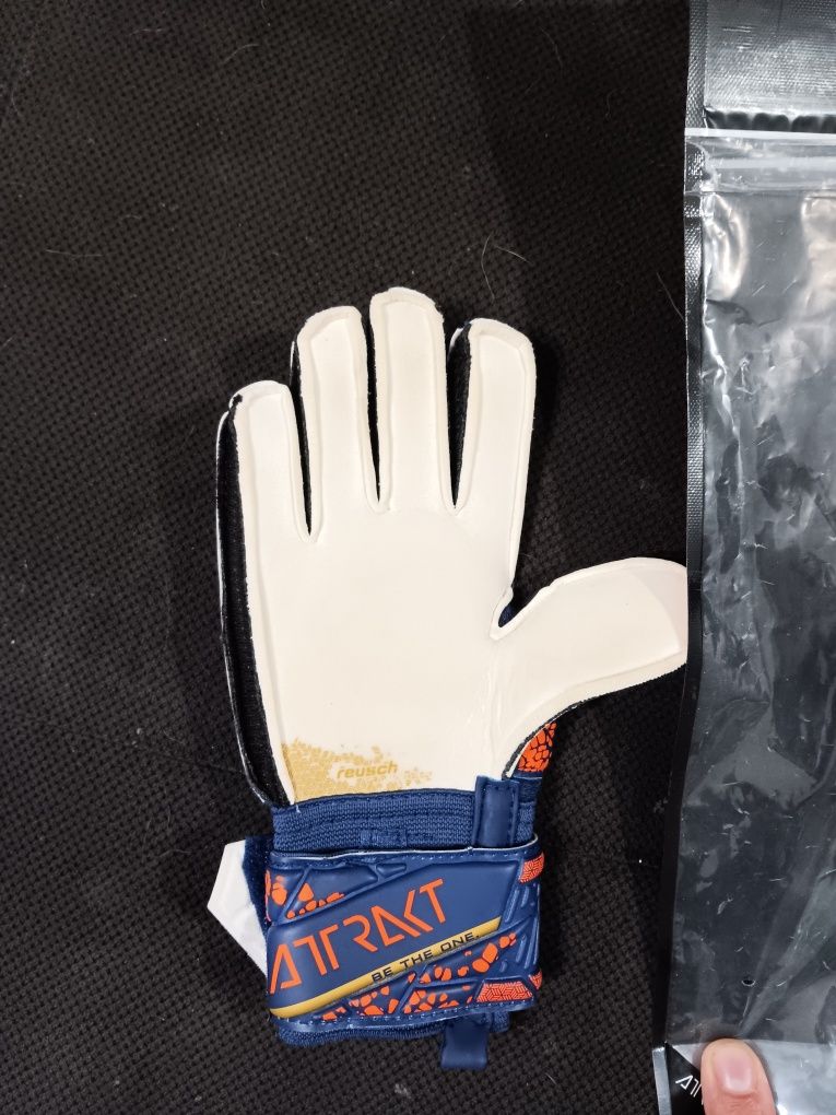 Nowe rękawice bramkarskie Reusch Attrakt Solid z Decathlon