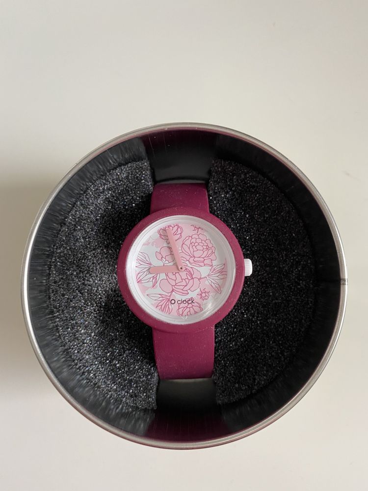 Rozowy zegarek marki O’Clock