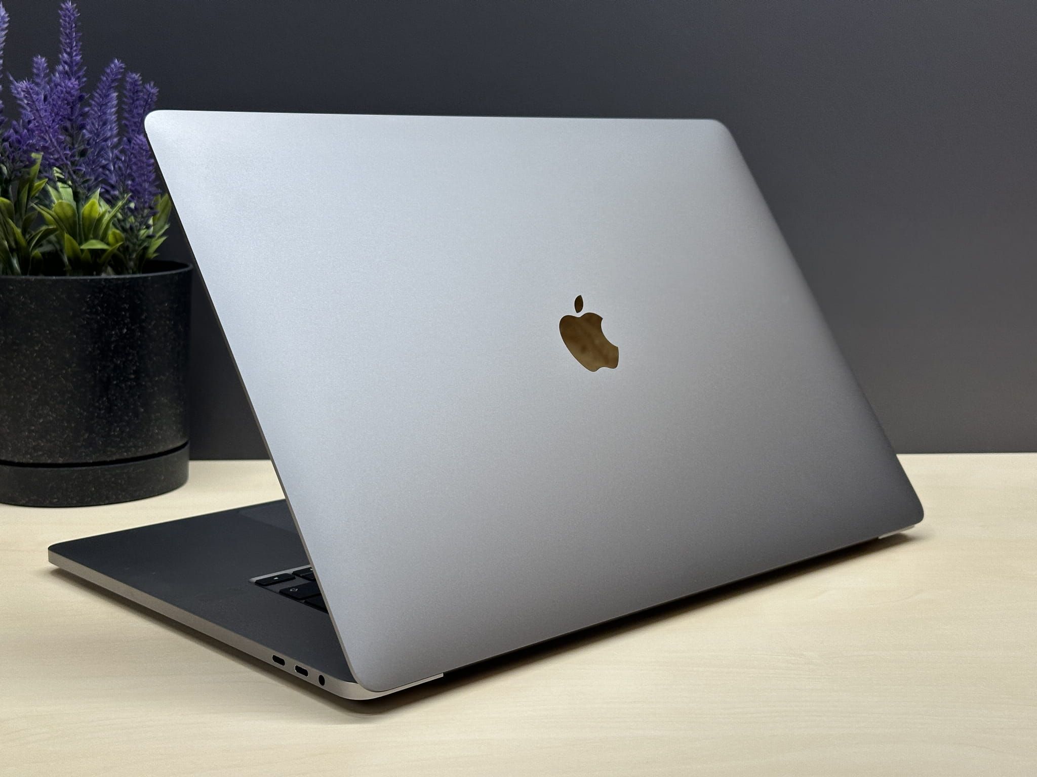 Laptop Apple MacBook Pro 16 A2141 | i7-9750H / 32GB / 500GB / Radeon