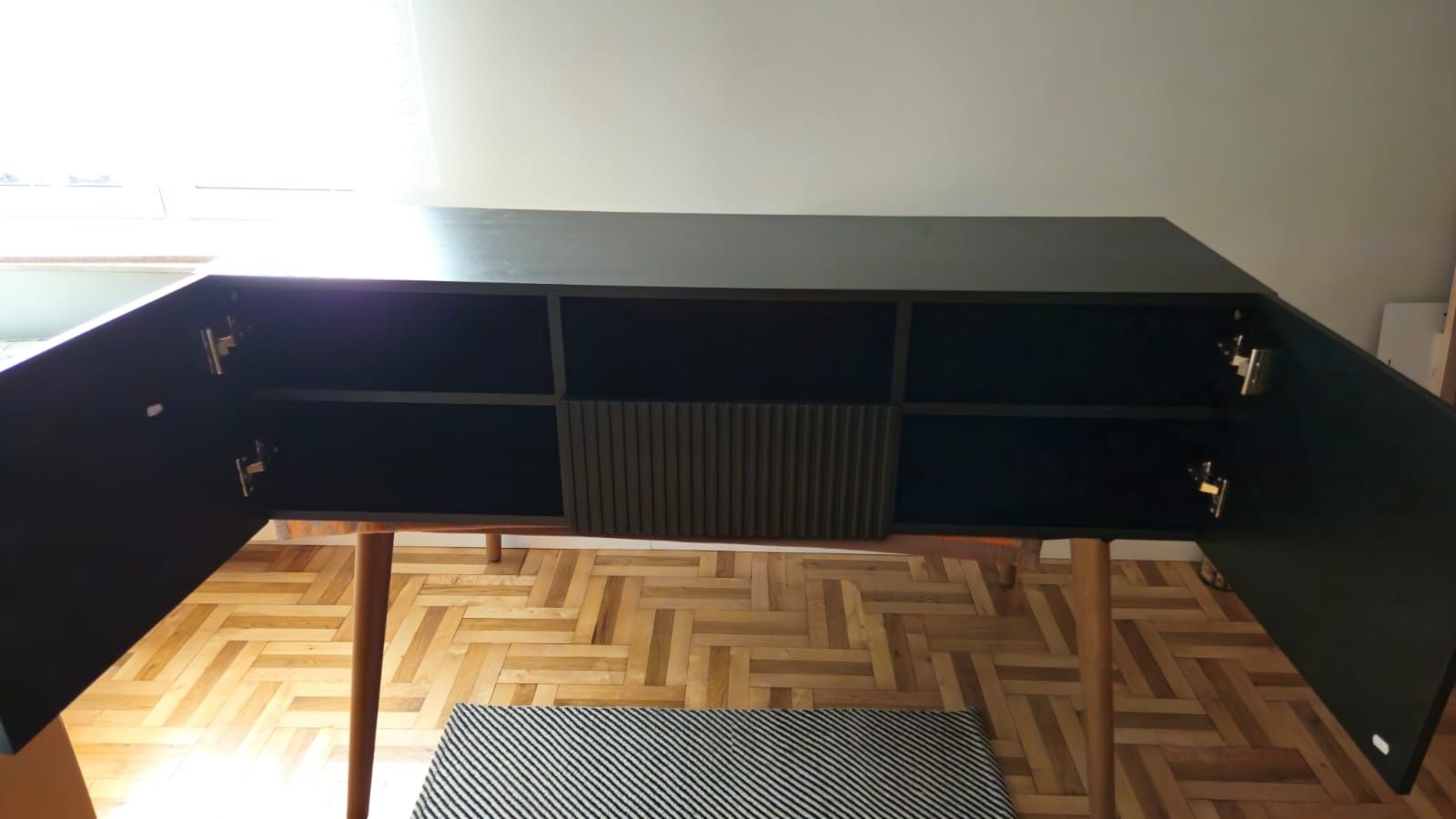 Szafka RTV ryflowane  fronty wisząca z szufladą i wnęką - czarna 150cm