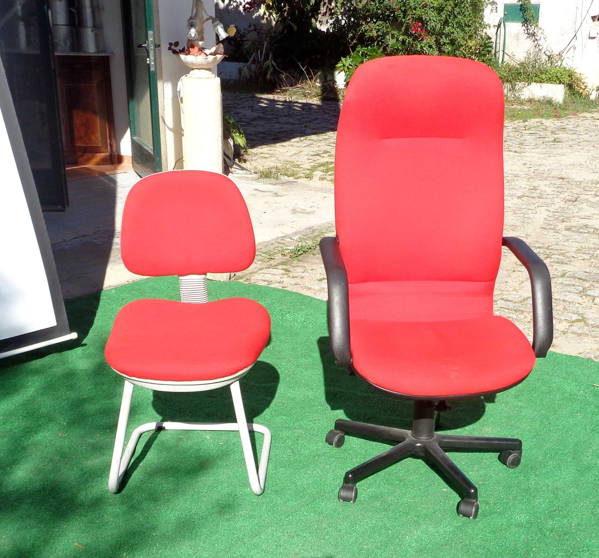 Cadeiras estofadas a vermelho