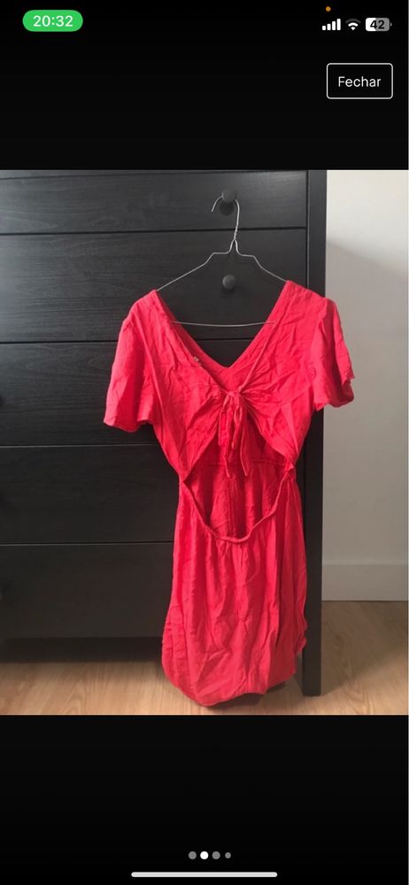 Vestido vermelho.