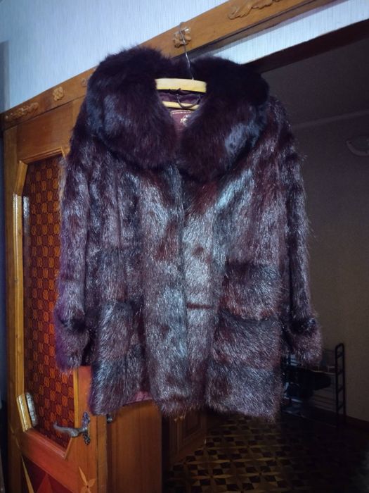 Норкова шуба з коміром із песця.