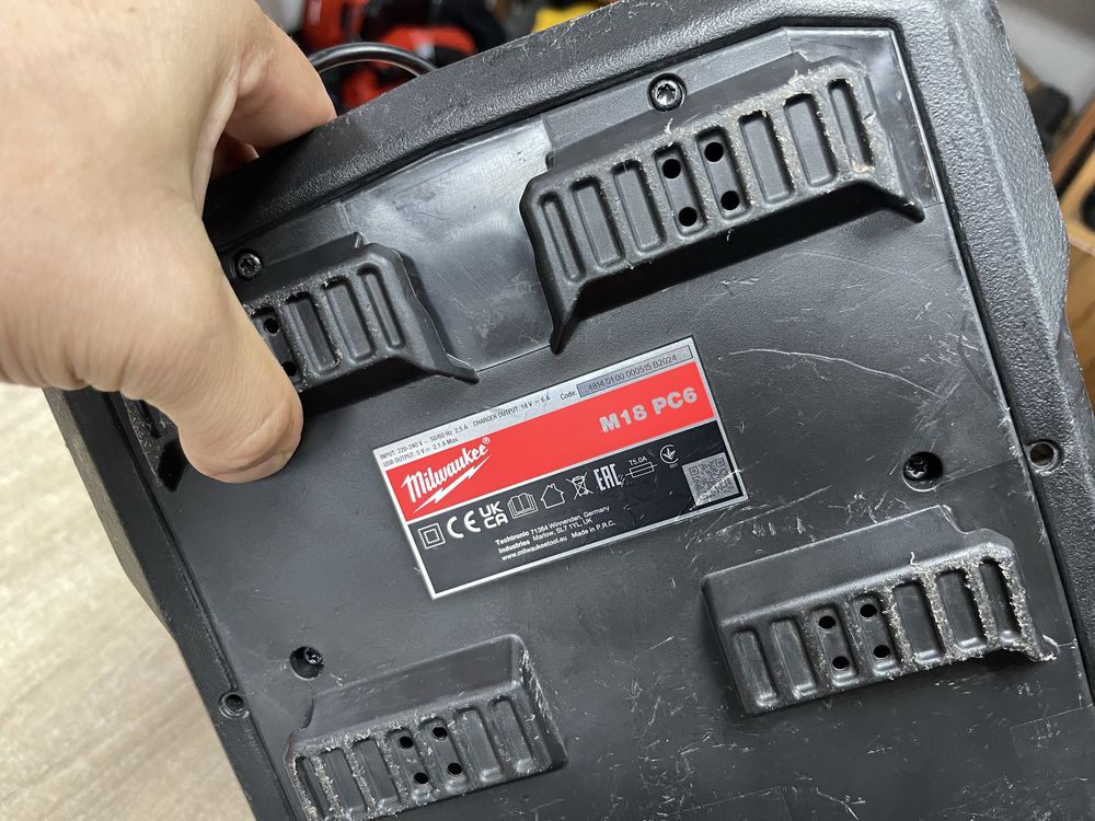 Milwaukee M18 PC6 Packout / зарядний пристрій Мілвокі на 6 портів