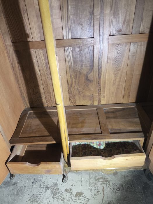 Roupeiro antigo em madeira maciça com espelho – Para restauro