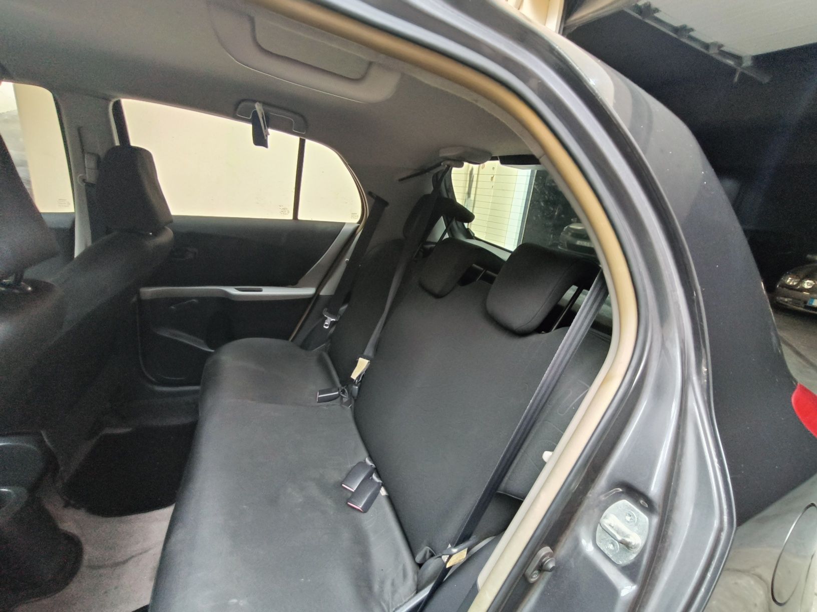 Toyota Yaris 1.0 VVT-i ano 2010