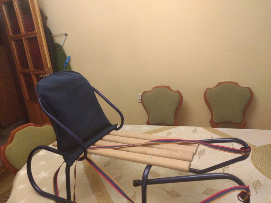 Sanki drewniane z metalowym oparciem i płozami