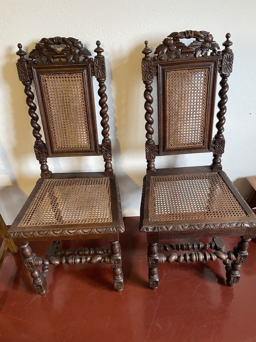Cadeiras de madeira maciça e vime
