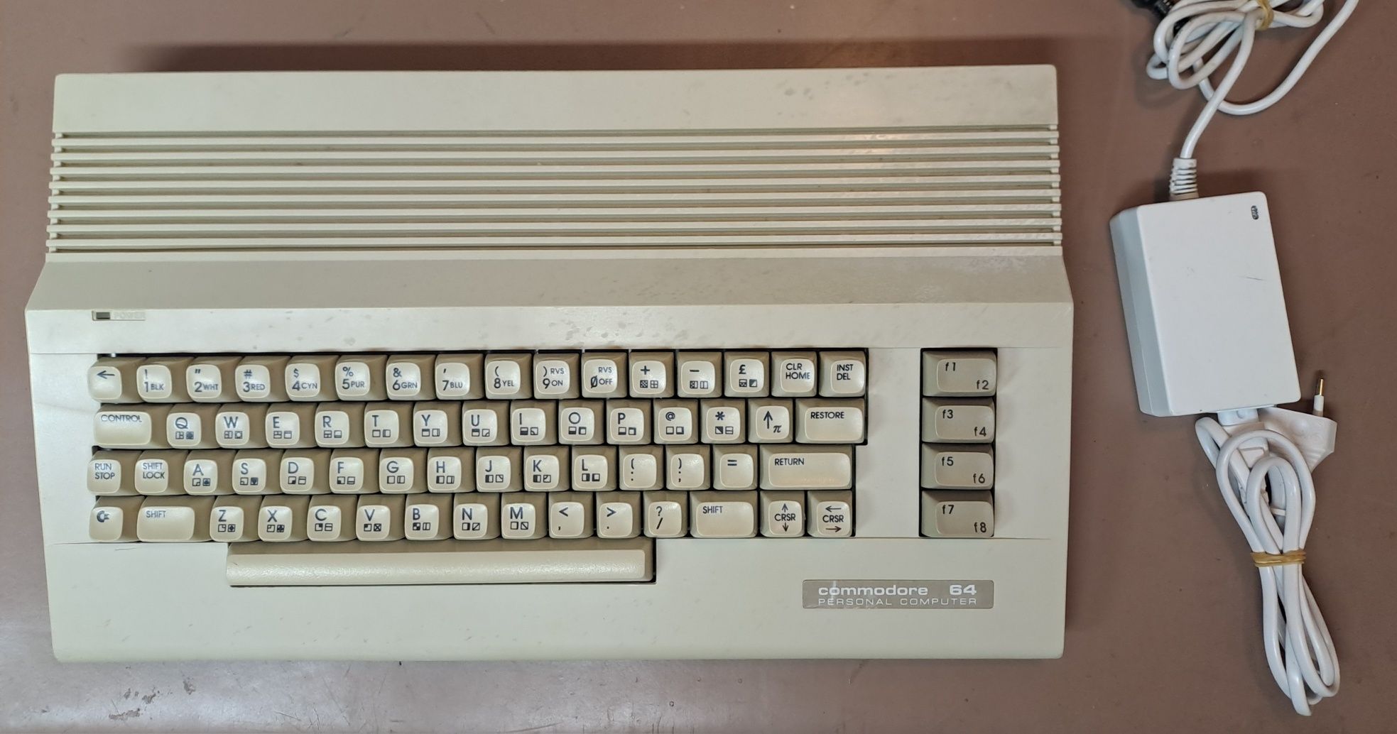 Commodore C64 z zasilaczem