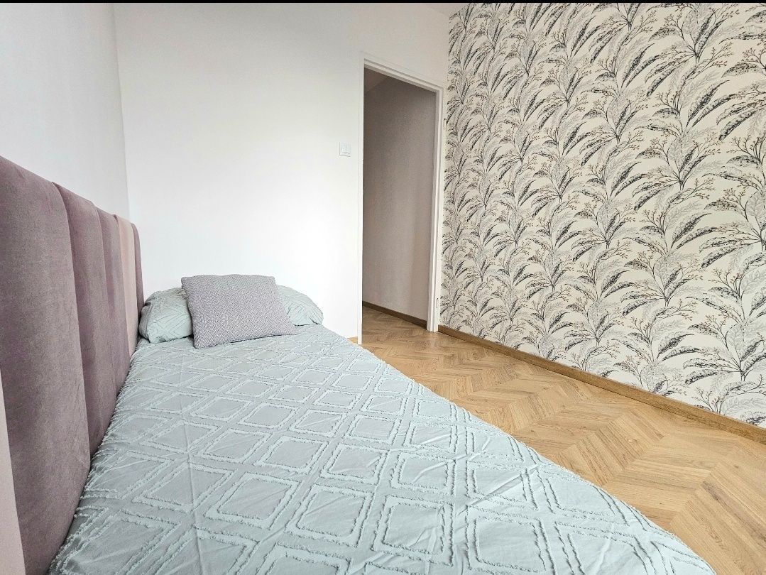Tapczan, łóżko ze schowkiem. Hostel, kwatera, hotel