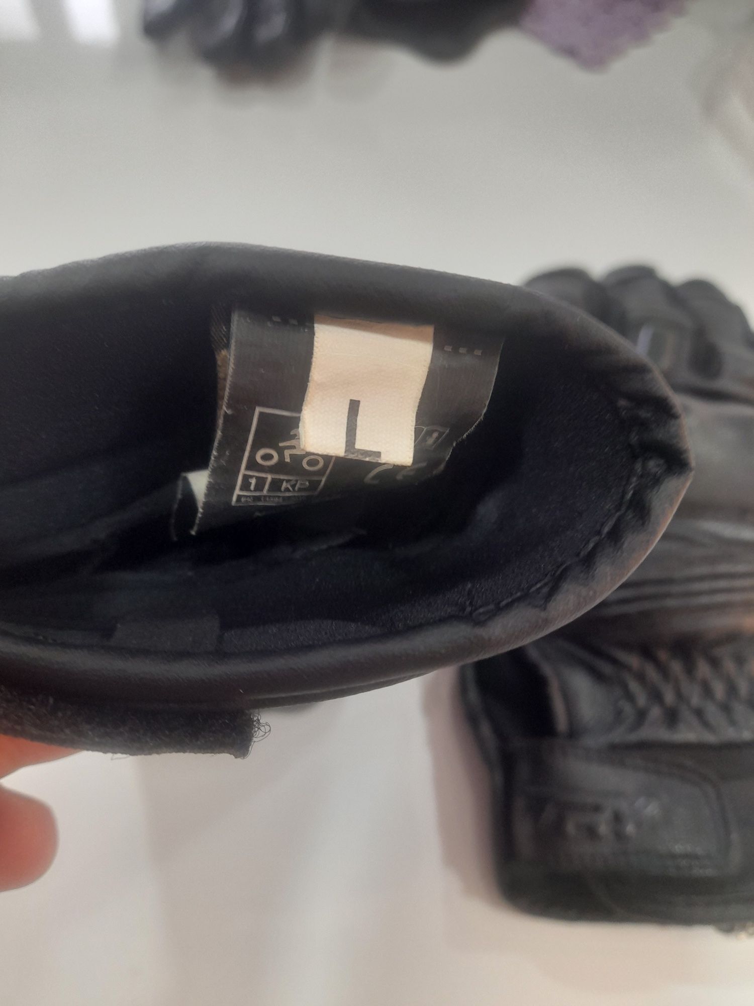 Luvas uzadas em muito bom estado.