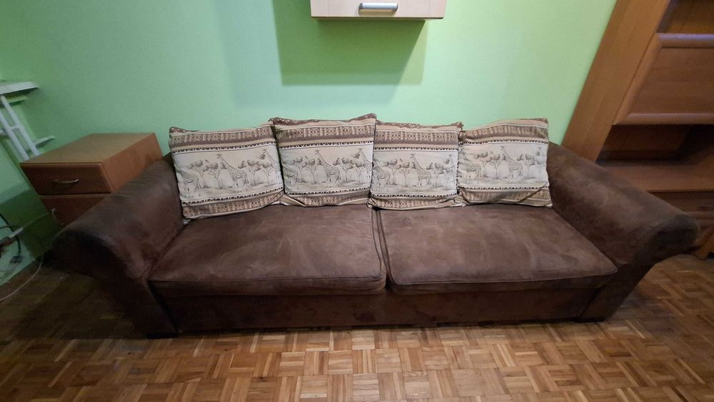 rozkładana sofa ze wzorzystymi poduszkami